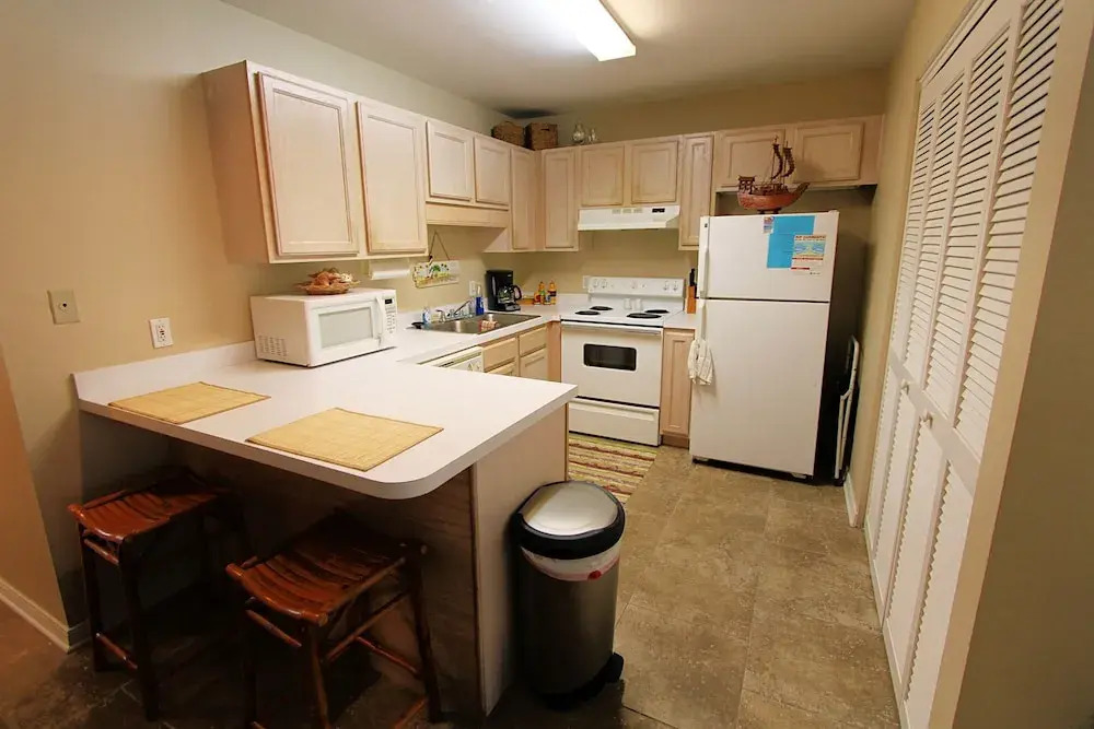 Alabama Sands #10 2 Bedroom Condo by RedAwning