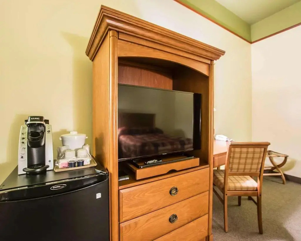 Econo Lodge Inn & Suites