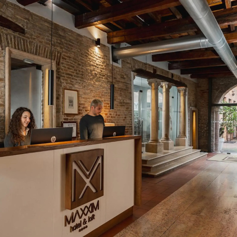 Maxxim Hotel & Loft