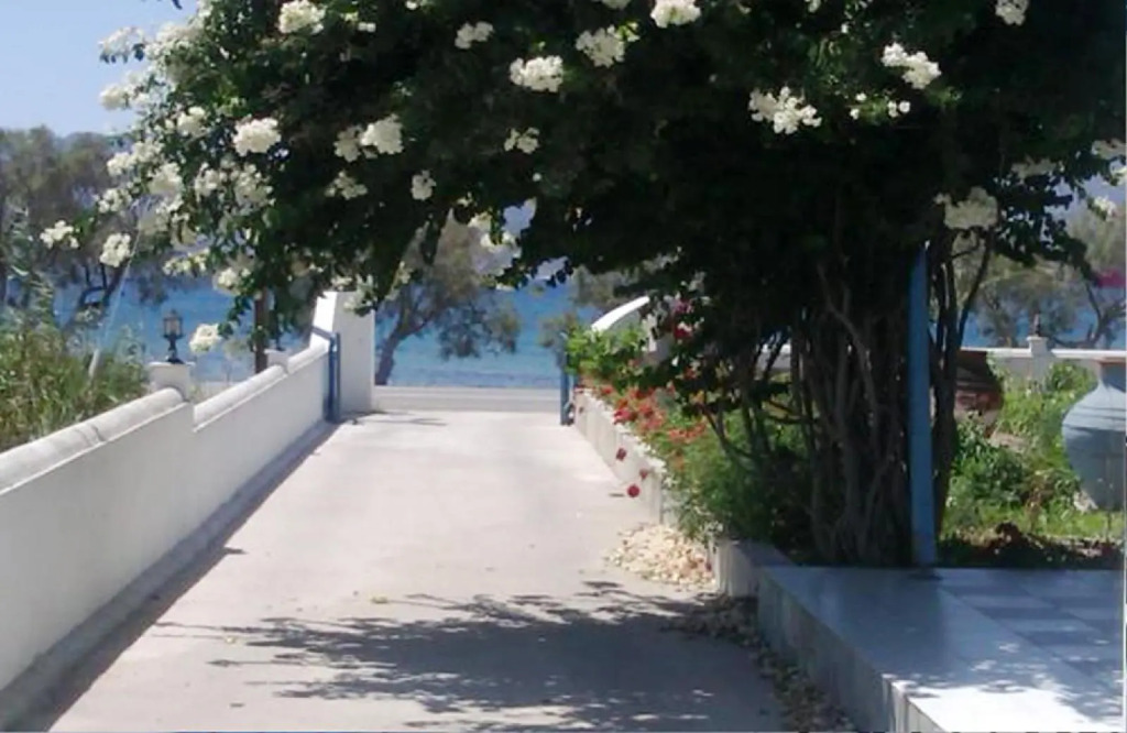 Moustakas Apartments