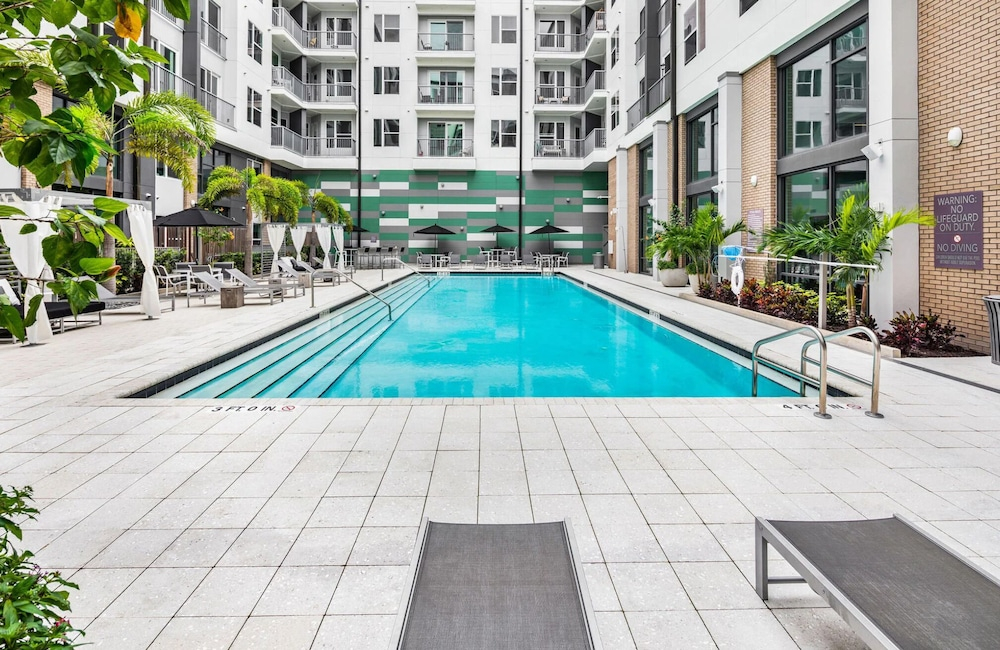 Virelli Apartments Upscale King Suite in the Heart of Orlando w Pool