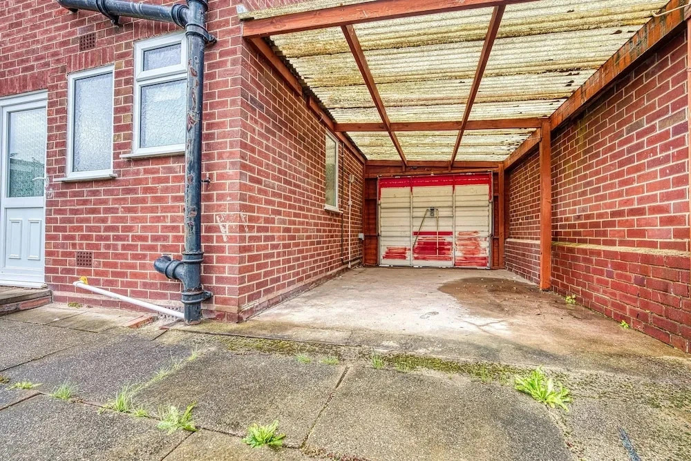 Modern 3BR House Wednesbury Garage