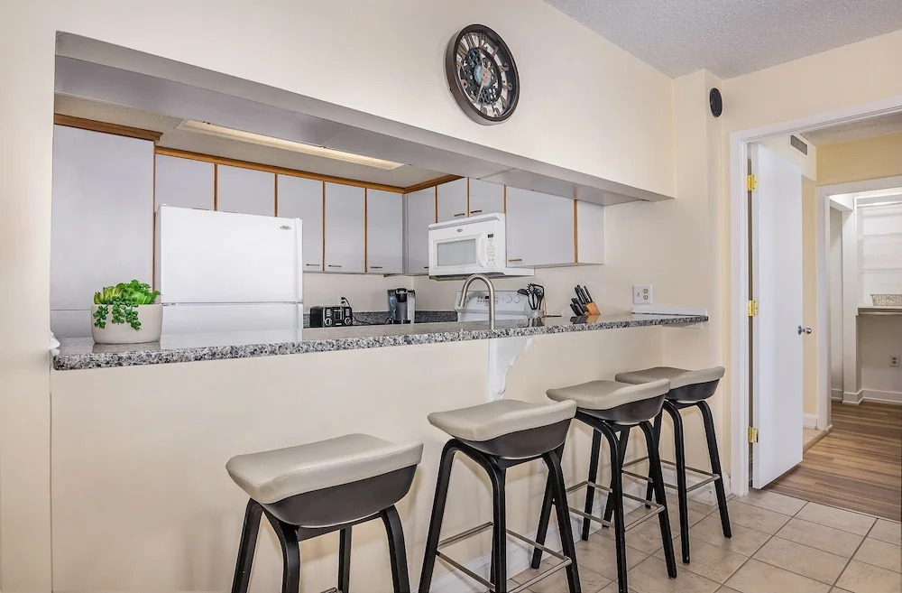 401 South Hampton - charming 2 bedroom, 2 bath ocean view condo. 2 Condo