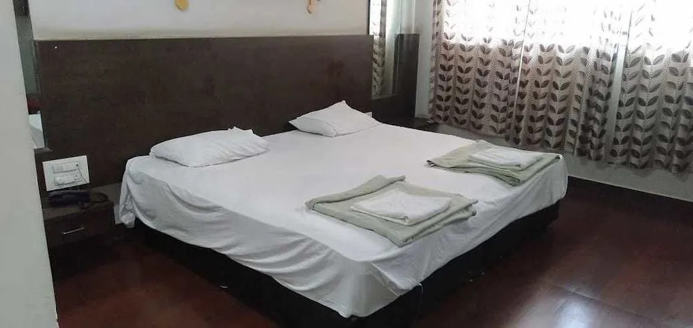 Iroomz Shivaratna Palace
