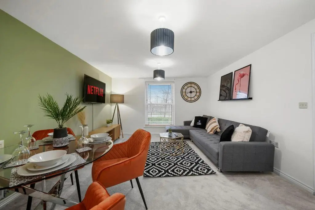 Stylish 2 Bedroom 2 Bathroom Apartment - 8 Minutes Drive to Central MK - with Free Parking & Smart TV by Yoko Property