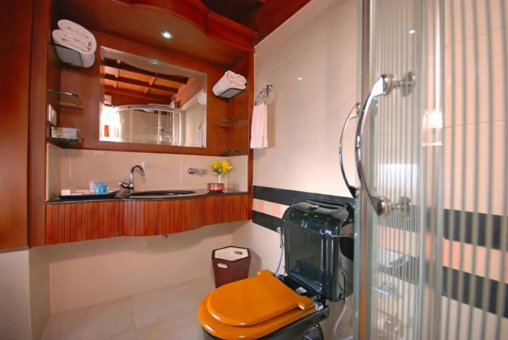Sterling House boat Lake Palace Alleppey
