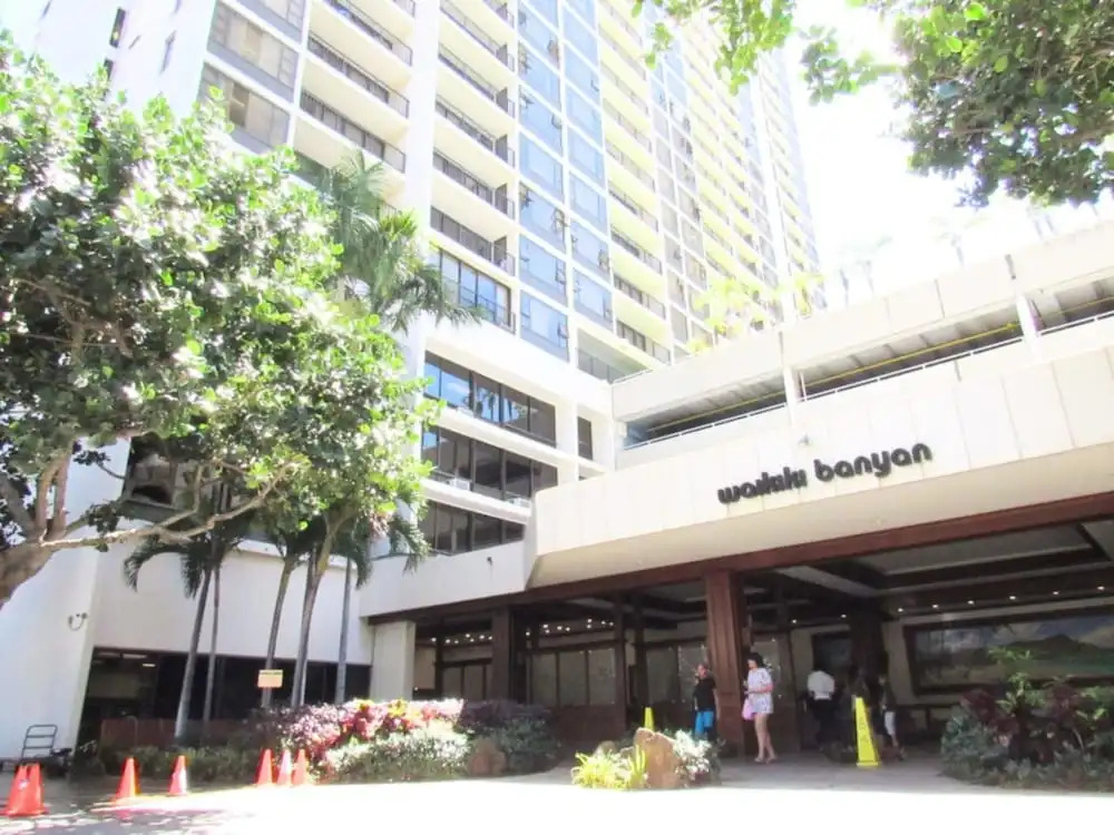 Waikiki Banyan Wb2402