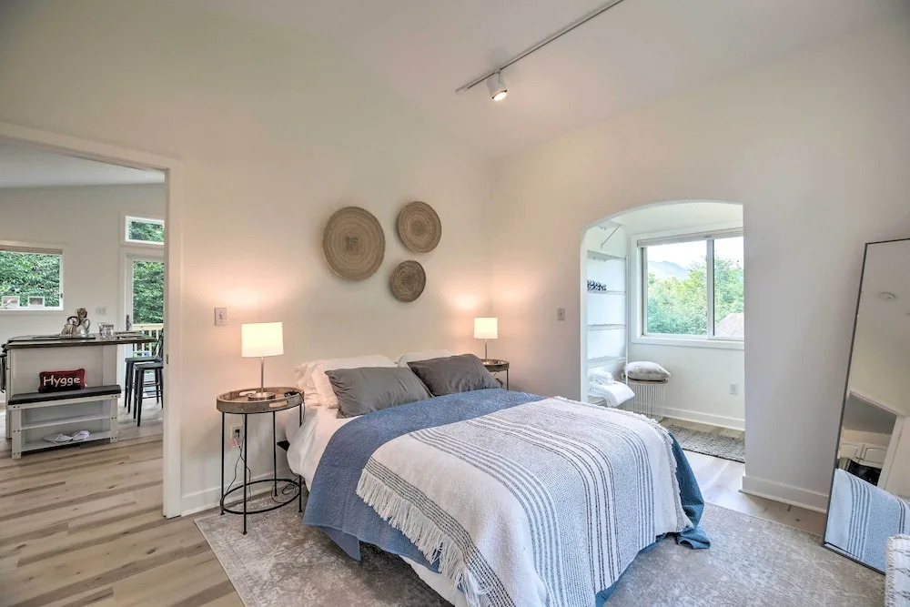 Airy & Bright Hideaway Near Smugglers' Notch!