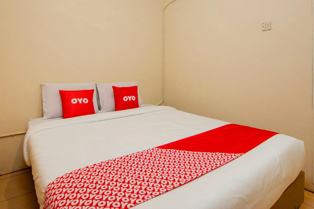 OYO 2045 Hotel 211