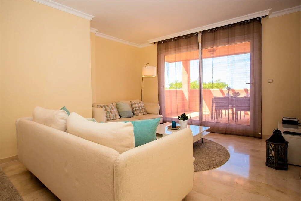 Delightful 2 Bed Apartment with sea views PW10