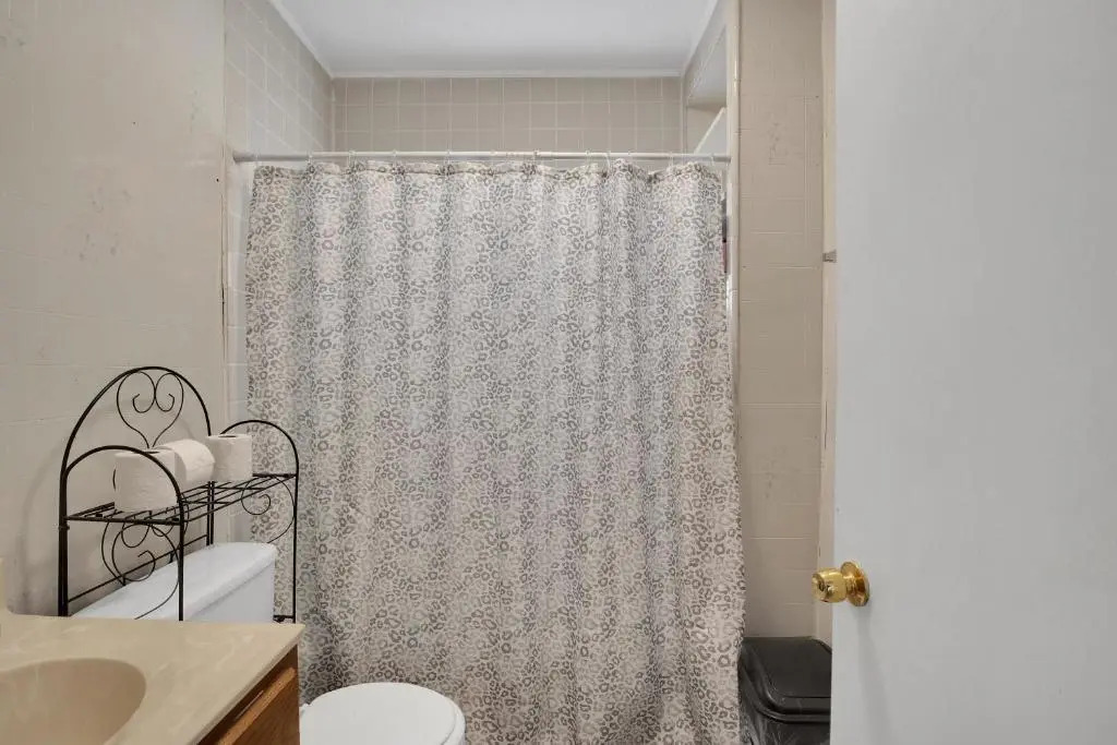 Small 2br East Knox apartment Pet friendly
