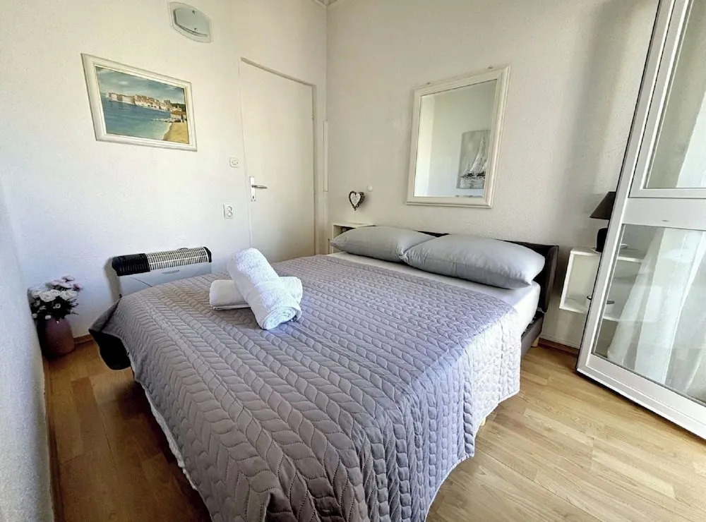 Indys Beach Apartments