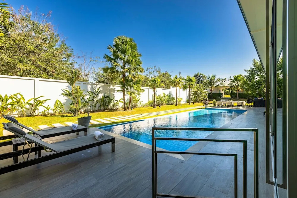 Large Private Pool Villa with 7 Bedrooms 7B