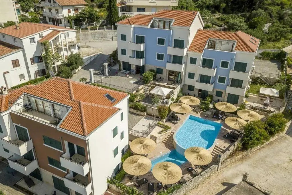 SeaEsta apartment Pool and Beach