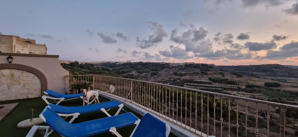 Modern 4-bed Home in Ix-xaghra, Valley View Pool