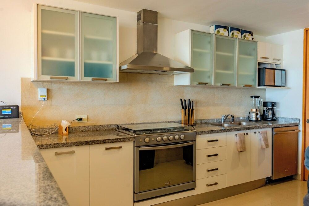 Luxury Condo with Private Beach 4BR