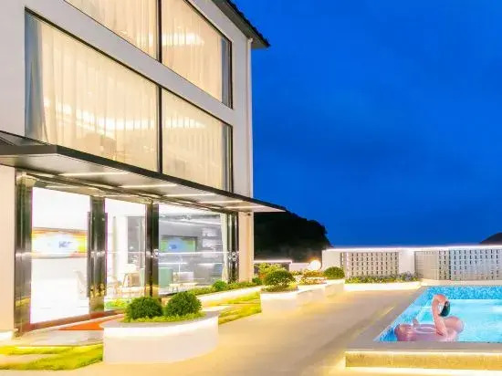 Haikuoyunshen·Super first-line sunrise sea view pool holiday villa (Xiaowushitang Branch)