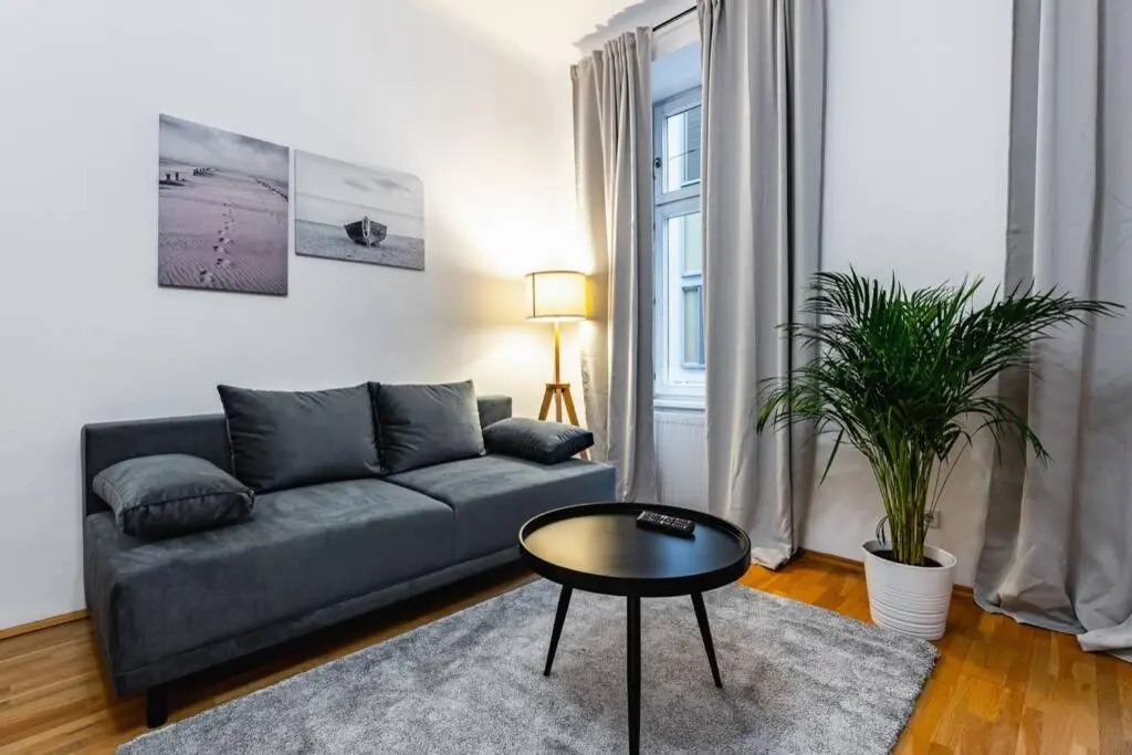 Spacious 3-Room Apt. 15 Min To the City Center