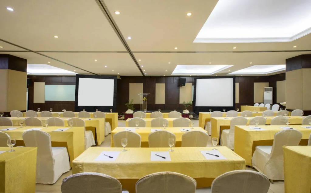 Golden Prince Hotel & Suites