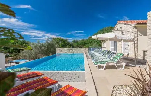 Six Bedroom Holiday Home in Medulin