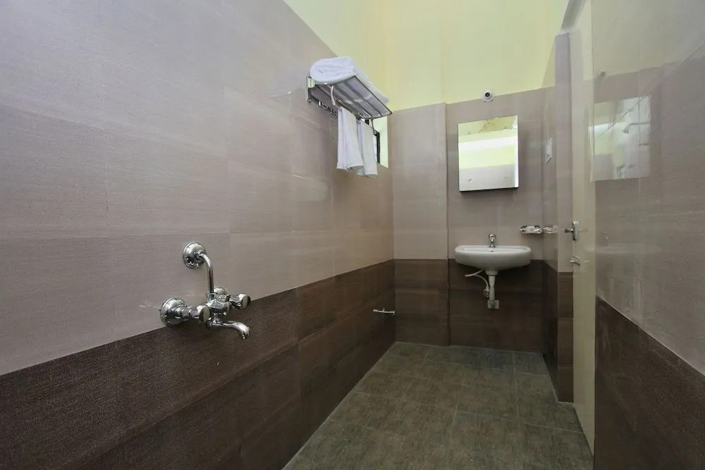 OYO 9060 Sri Sai Guest Inn