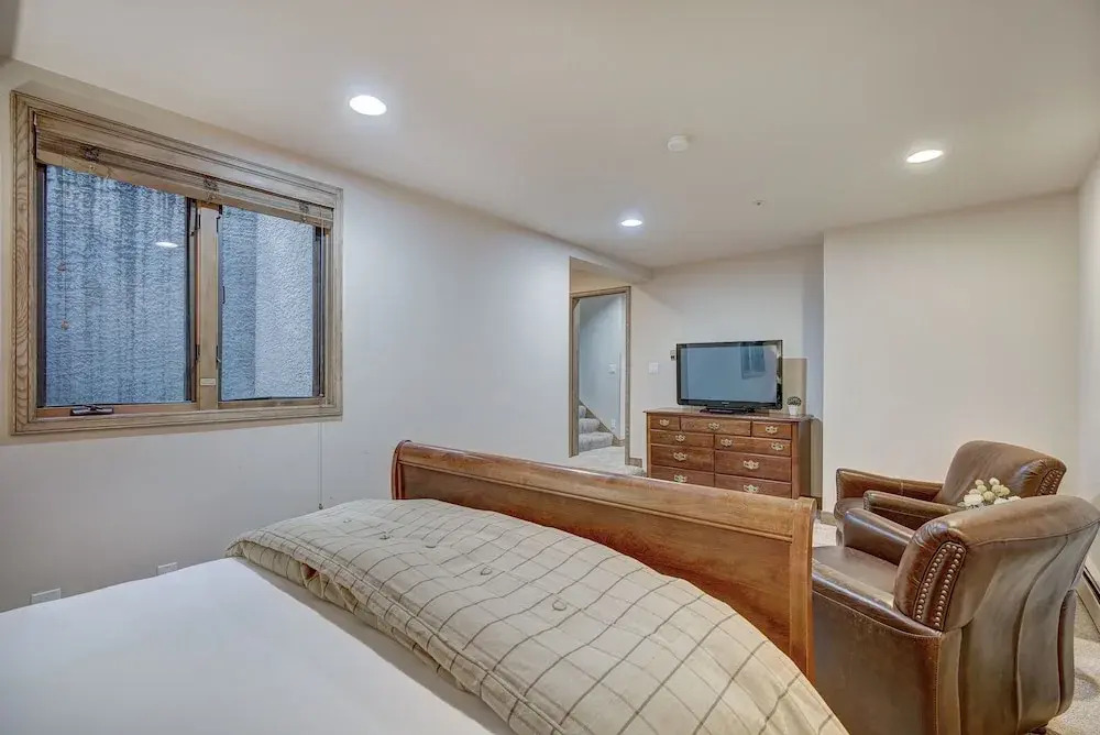 Luxury 4 Bed Pines Townhome Amongst The Peace And Quiet 4 Bedroom Townhouse by RedAwning