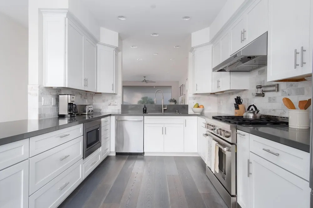 Iris by Avantstay - Modern Home w/ 3 Patios & Rooftop Views