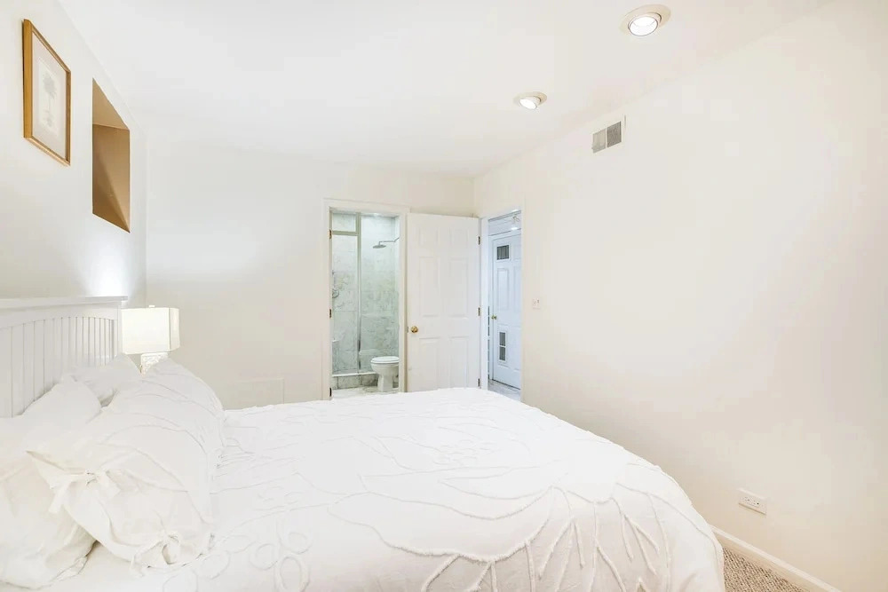 Lincoln Park Apt: Walk to Beach, Shops & Dining