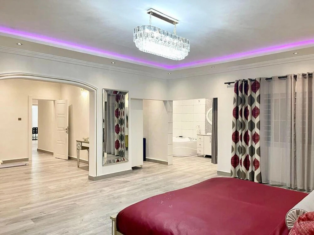 2 Bed Apartment Sleeps 4 - Jacuzzi, Parking, Wifi