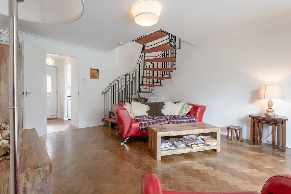 2 Bedroom House Near Canary Wharf