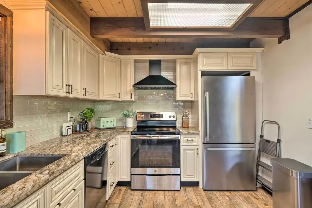Near Trails: Cabin w/ 2-level Deck in Twain Harte