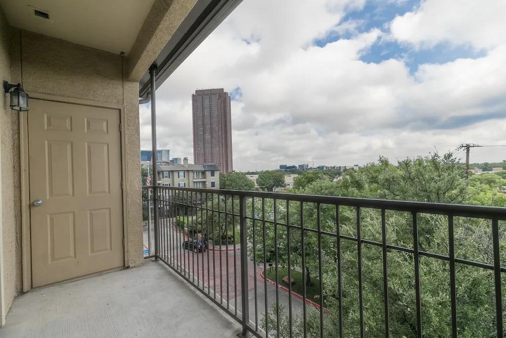 Modern Uptown Dallas Stay by Amyfinehouse