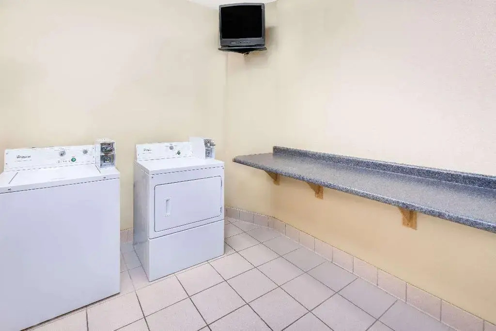 Days Inn and Suites Kalamazoo