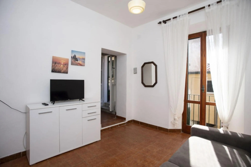 Four-room Scaglieri apartment 25 meters from the beach with private parking space-QUADRI SCAGLIERI
