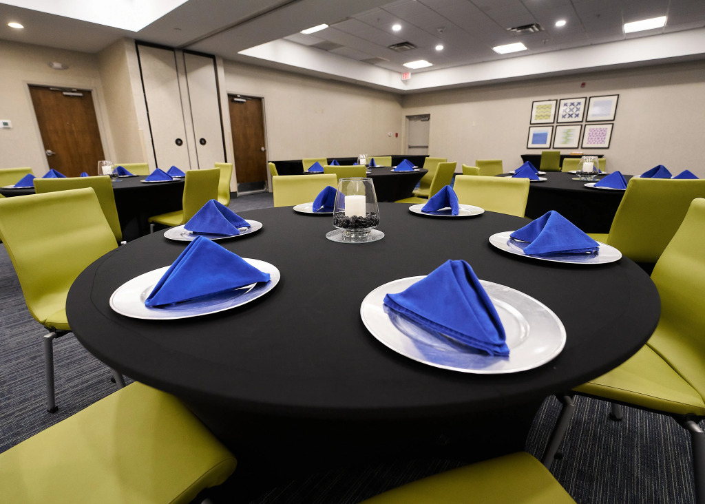 Holiday Inn Express Charleston-Civic Center by IHG