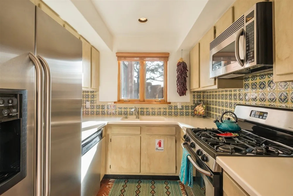 Serenidad - Delightful Vacation Home, Walk to The Plaza and Canyon Rd
