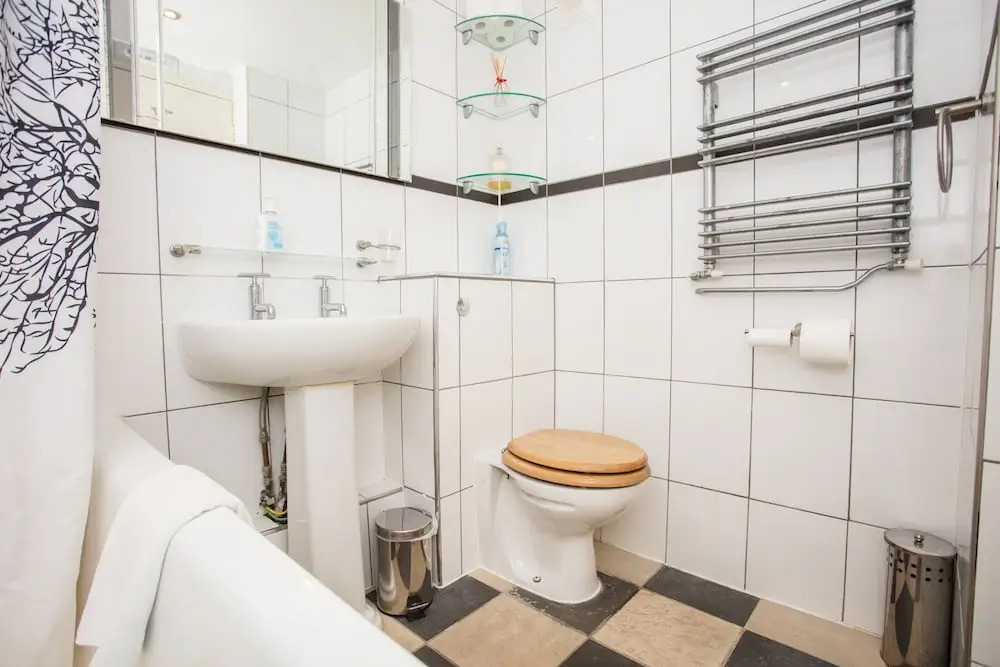 2 Bedroom Central London Apartment With Balcony