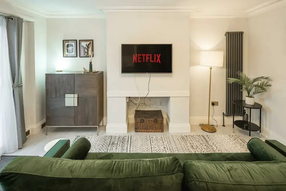 Spacious 1Br Flat In Wanstead: Garden & Comfort