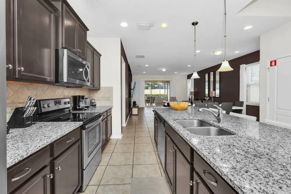 7 Bed Luxury Home With Great Amenities! 7 Bedroom Villa by RedAwning