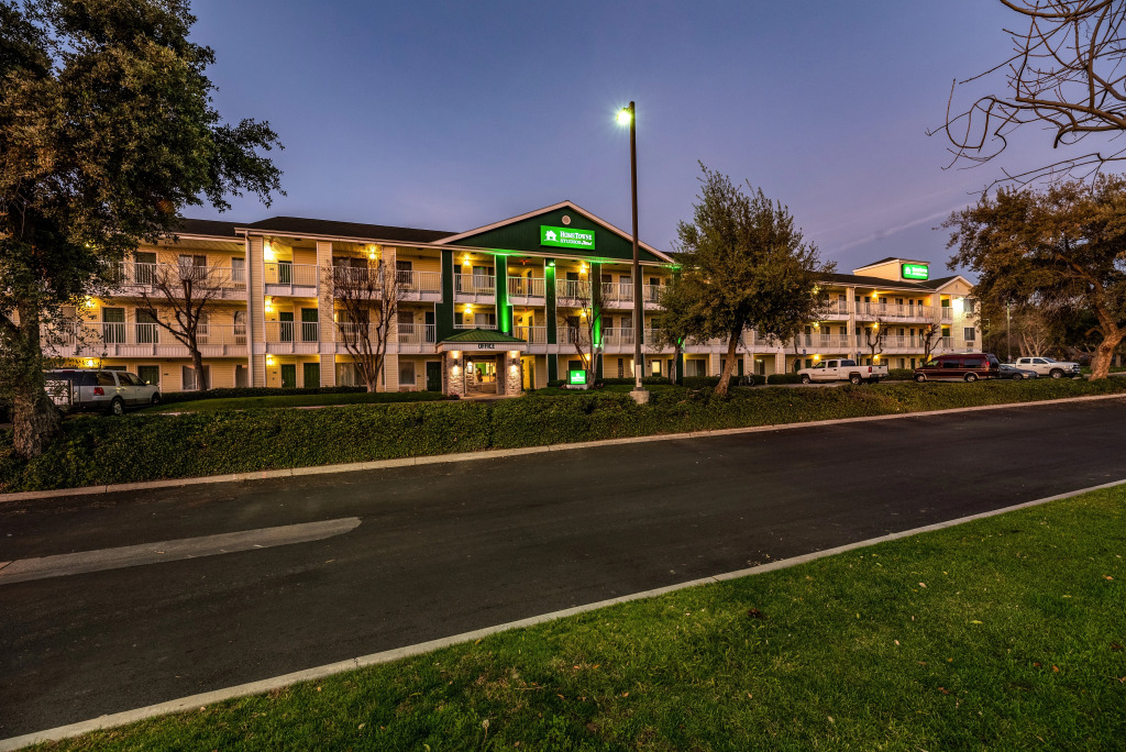 HomeTowne Studios by Red Roof Fresno - West