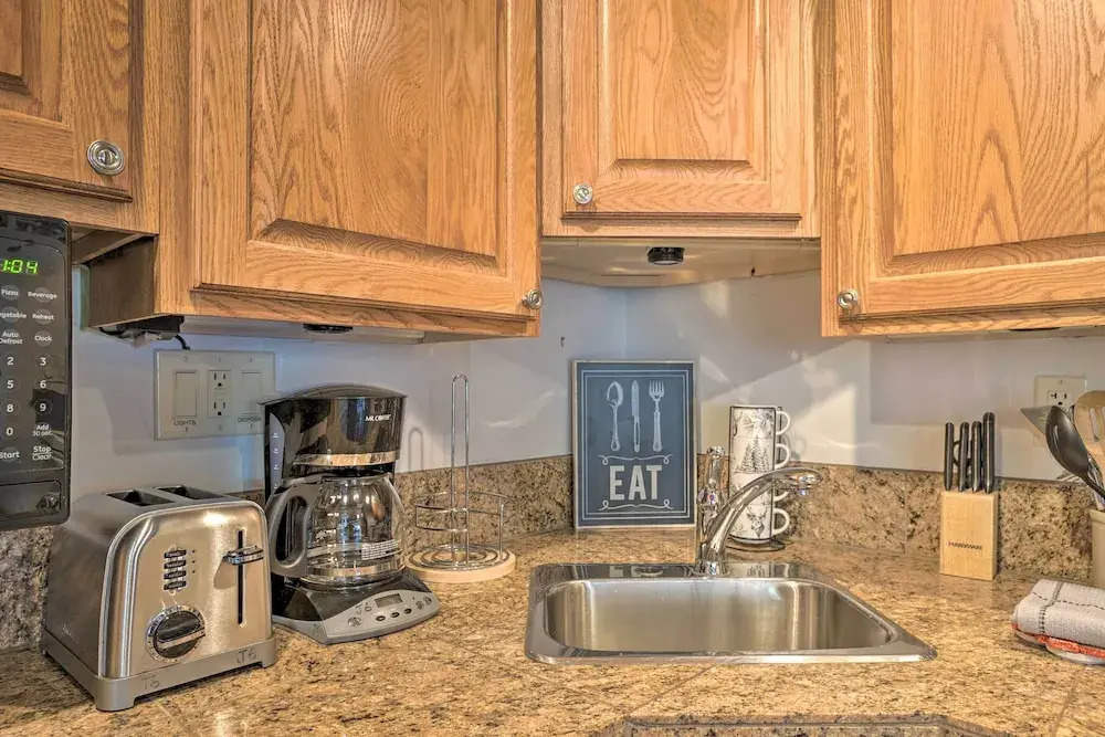 Ski Lovers Studio w/ Easy Pool + Hot Tub Access!