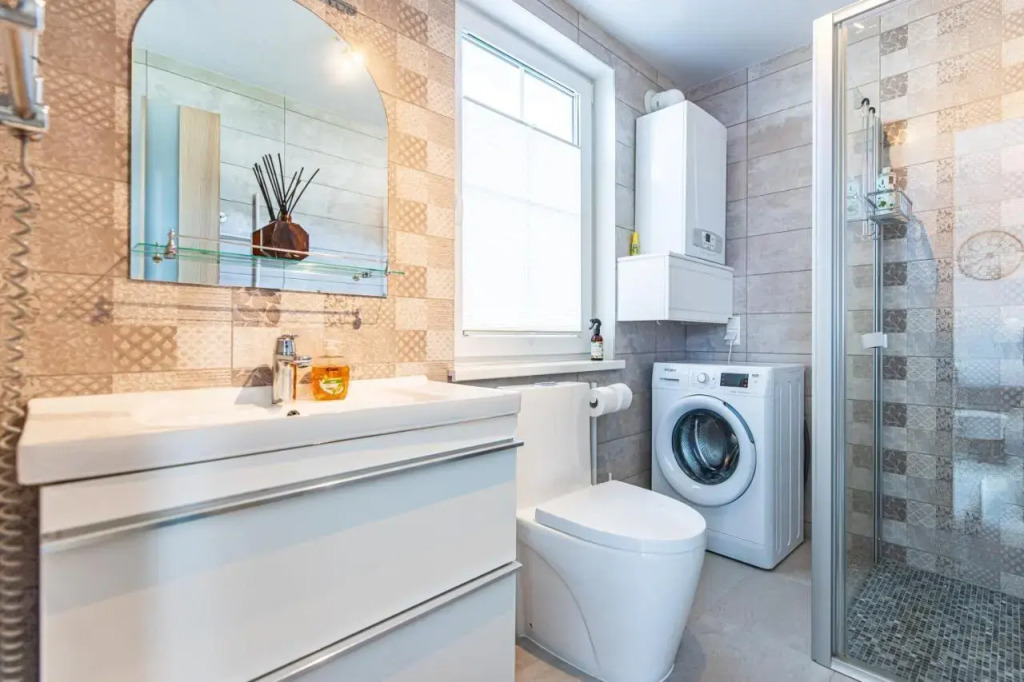 Bright 2bedroom home @terrace+parking, by Cohost