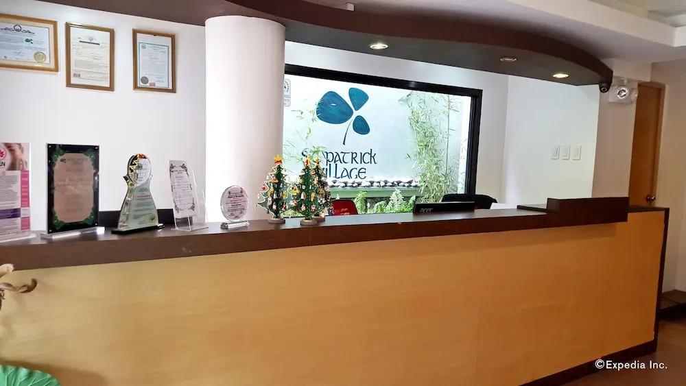 Exclusive Village Home Near Country Club, 18 pax