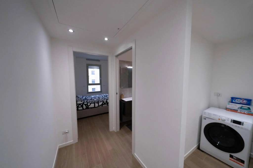 Amazing BRAND NEW 2 room upper scale with condo GYM close to metro