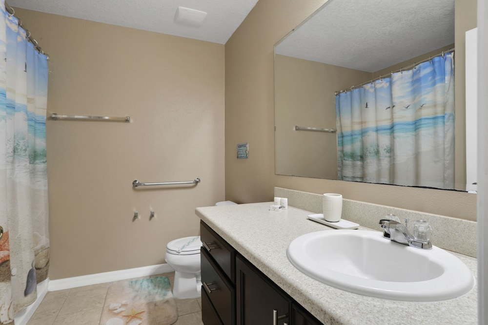 Grand Home With Private Screened Pool, Grill, Streaming, W/d, & AC