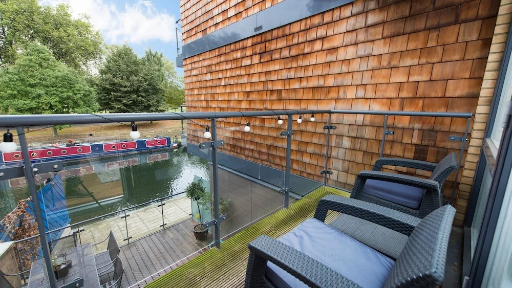Bright Stylish 2BR across from Victoria Park