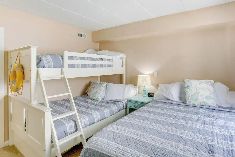 Wildwood Condo w/ Community Pool: Walk to Beach!