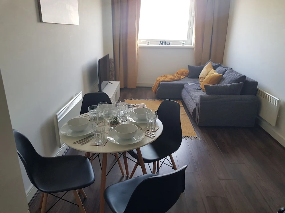 Brierley Hill - Apartment - Sleeps 2 - Parking