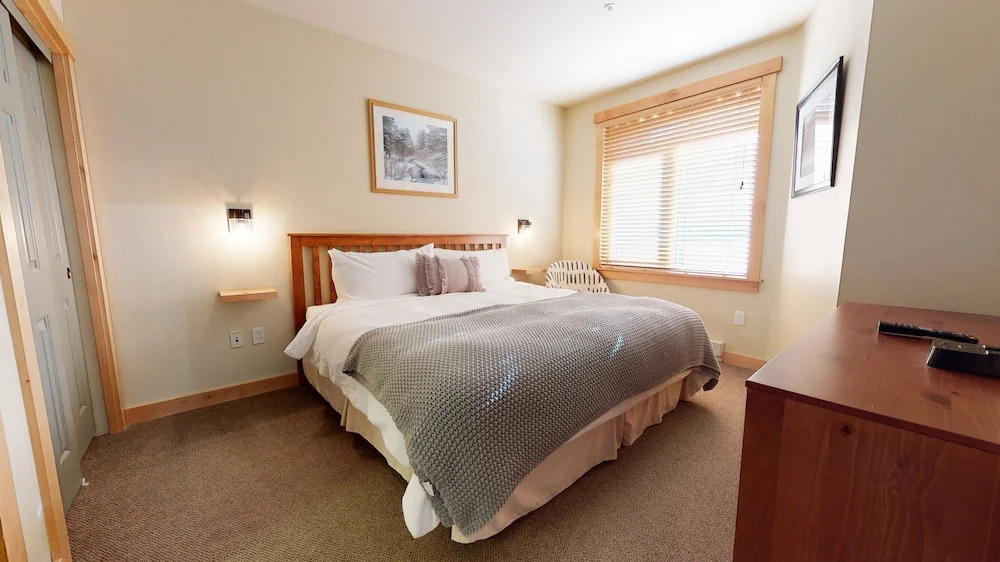 Sunstone 214 Updated Ski-In Ski-Out Condo with Great Complex Amenities by RedAwning