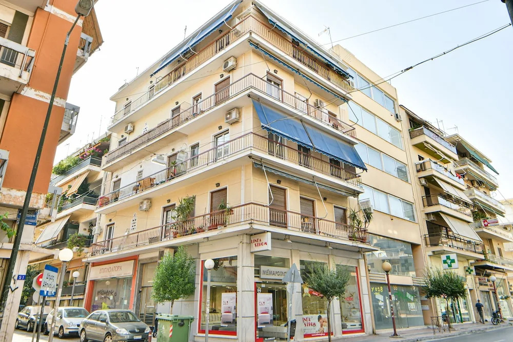 Fresh & renovated apartment next to metro station